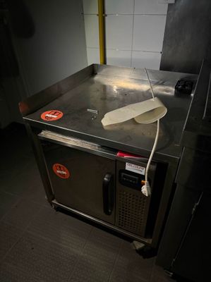 une photo d'une cuisine avec une cuisinière et un plan de travail