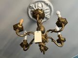 un lustre en or suspendu au plafond d'une pièce