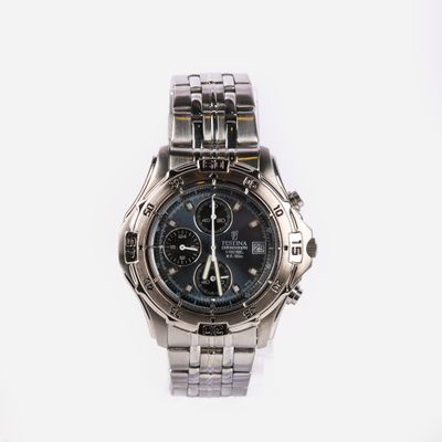 gros plan d'une montre sur une surface blanche