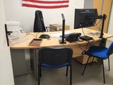 un bureau sur lequel se trouve un écran d'ordinateur