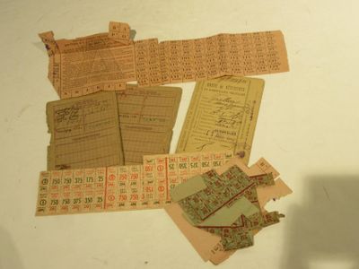 beaucoup de vieux papiers qui traînent sur la table