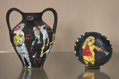 deux vases posés sur une table en verre