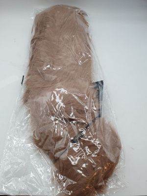 une peluche dans un sac en plastique posée sur une table