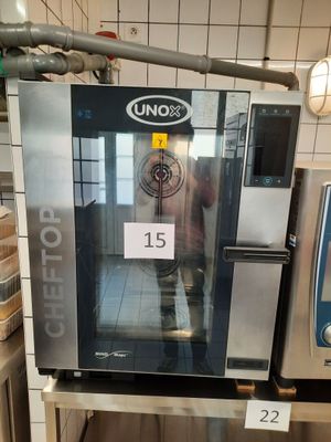 une machine qui se trouve au milieu d'une cuisine