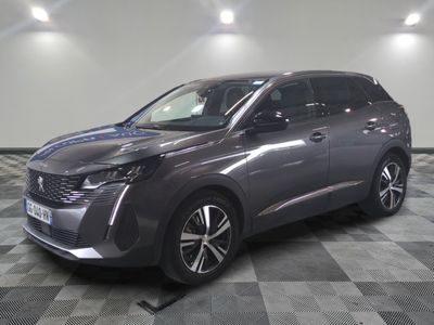 la voiture grise est garée sur un sol en damier dans le garage