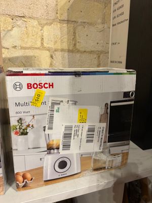 une boîte de nourriture posée sur une table à côté d'un micro-ondes