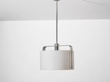 une lampe blanche suspendue au plafond dans une pièce