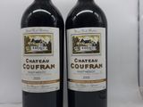 deux bouteilles de vin posées l'une à côté de l'autre sur un comptoir