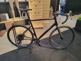un vélo posé sur une béquille dans une pièce