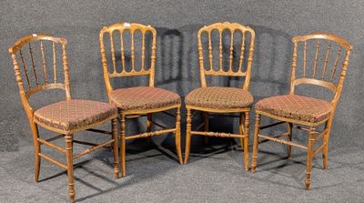 trois chaises en bois placées les unes à côté des autres sur une surface grise