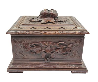 boîte en bois sculptée, avec des fleurs et des feuilles sur le couvercle
