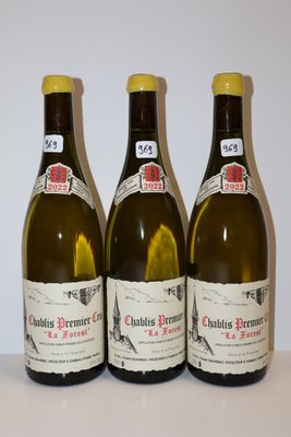 trois bouteilles de vin posées sur une table l'une à côté de l'autre