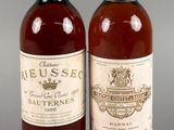 deux bouteilles de vin posées l'une à côté de l'autre sur une table