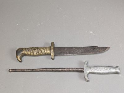 deux types de couteaux différents qui se trouvent sur la table