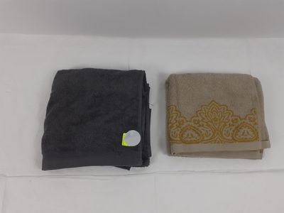 deux serviettes dans une boîte blanche munie d'une étiquette