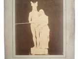 une vieille photo représentant la statue d'un homme tenant une épée
