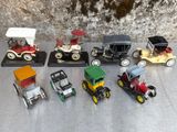 un grand nombre de petites voitures posées sur une table