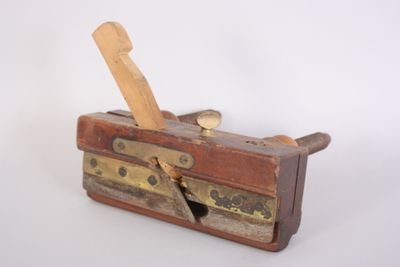 une petite boîte à outils en bois contenant un couteau