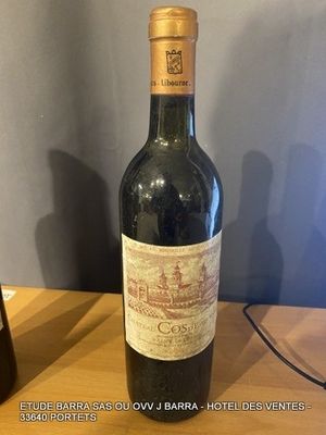 une bouteille de vin posée sur une table à côté d'une bouteille de vin
