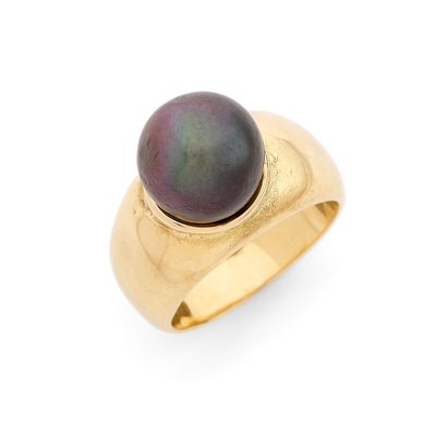 un gros plan d'une bague ornée d'une perle noire