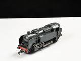 un petit train sur une surface blanche avec un fond noir