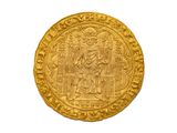gros plan d'une pièce d'or sur fond blanc