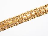 une image d'un bracelet en or sur fond blanc