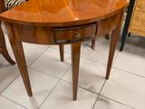 une petite table avec, à côté, une chaise à motif zébré