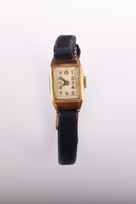 une image représentant une montre en or avec un bracelet noir