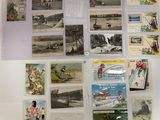 de nombreuses cartes postales anciennes accrochées au mur de cette pièce