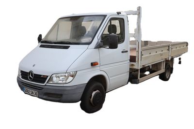 un camion blanc garé sur le bord de la route