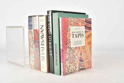 trois livres empilés les uns sur les autres