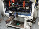 une image d'une machine qui travaille sur un morceau de bois