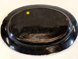 une plaque noire sur laquelle figure un point jaune