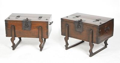 Paire de coffres de voyage sur piétement en bois massif agré…