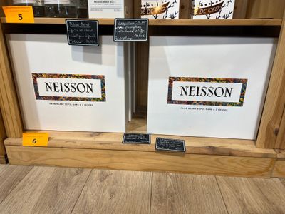 deux bacs qui se trouvent sur l'étagère du magasin