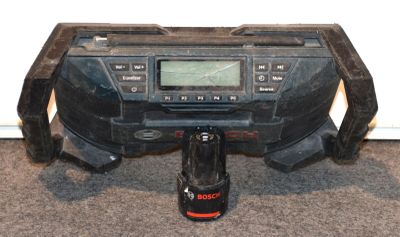 une image représentant une radio équipée d'un cordon d'alimentation