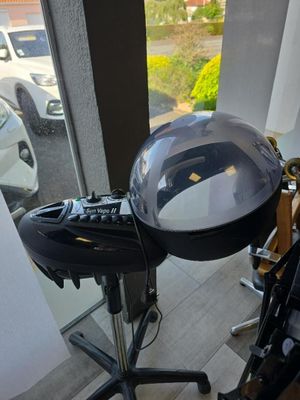 une table sur laquelle est posé un miroir, devant une fenêtre