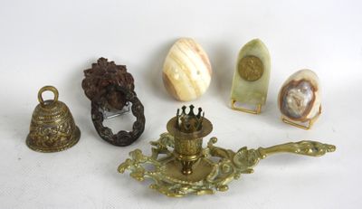 un grand nombre d'objets posés sur une table