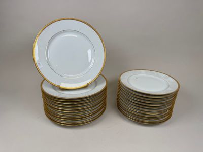 plusieurs assiettes empilées les unes sur les autres sur une table