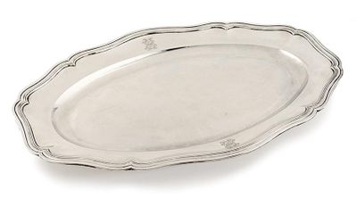 une assiette en argent ornée d'un motif décoratif sur le bord