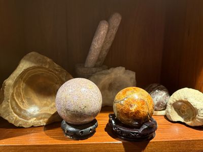 Collection de minéraux et 2 mortiers avec pilon