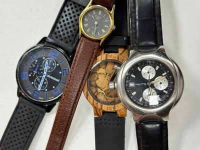 plusieurs montres différentes empilées les unes sur les autres sur une surface blanche