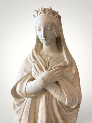 a statue of a woman with a crown on her head