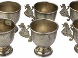 six tasses en argent avec des anses, sur fond blanc