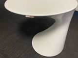 une image représentant une table blanche sur laquelle est posée une fleur