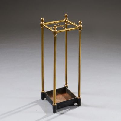 une table d'appoint ancienne en laiton et marbre noir