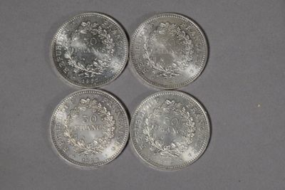 quatre pièces d'argent empilées les unes sur les autres sur une table