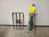 un petit chariot et une échelle dans un garage