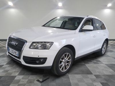 une photo d'un SUV Audi blanc garé dans un garage